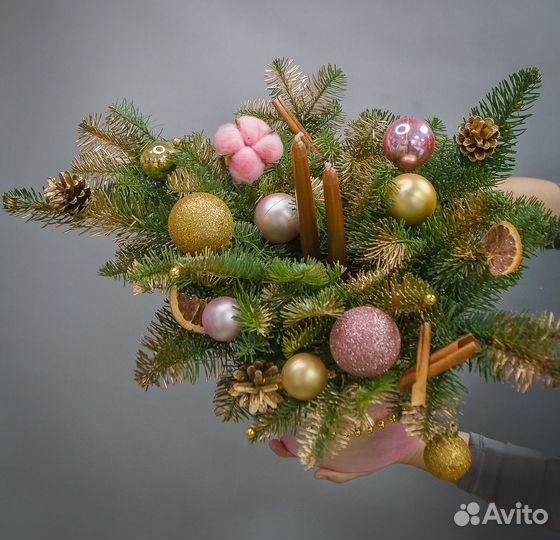 Новогодняя композиция в большой коробке, цветы дос