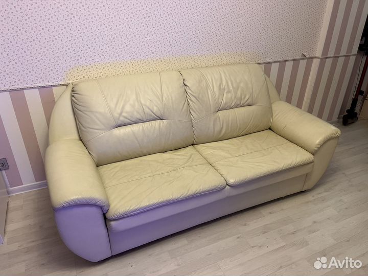 Кожаный диван