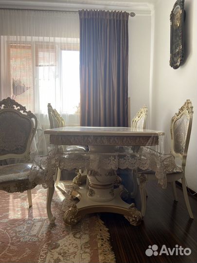 Стол со стульями