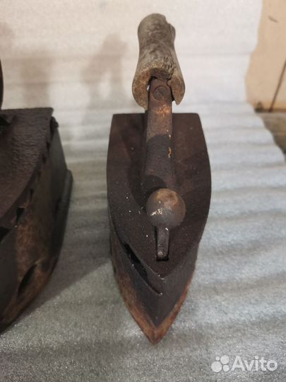 Старинный угольный утюг