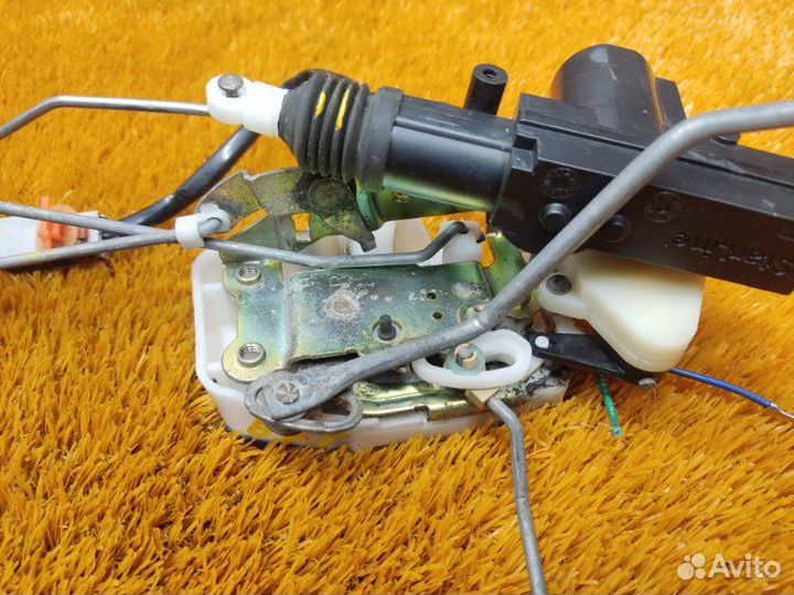 Замок двери передний правый Honda Civic EK2