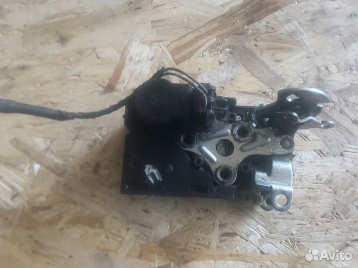 Замок двери передний правый Chevrolet Aveo T200