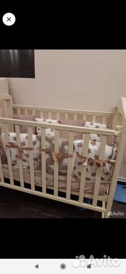 Детская кроватка с маятником