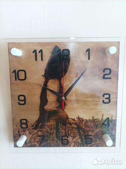 Часы настенные с девушкой