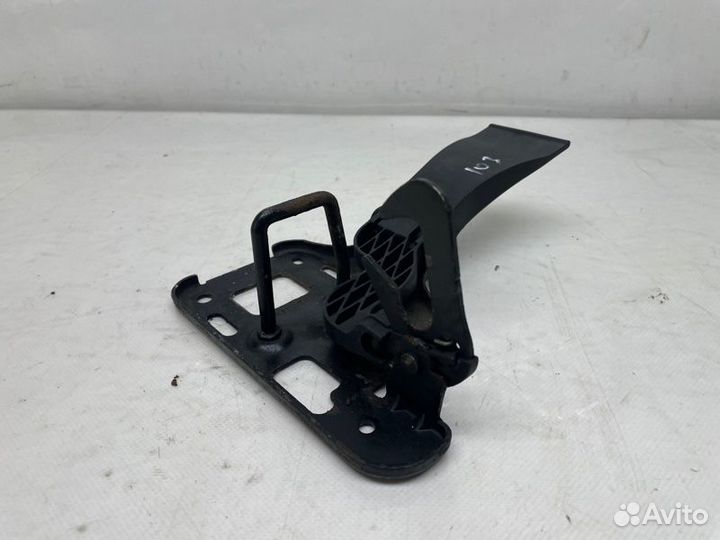 Крюк капота Audi A5 3.2 2009