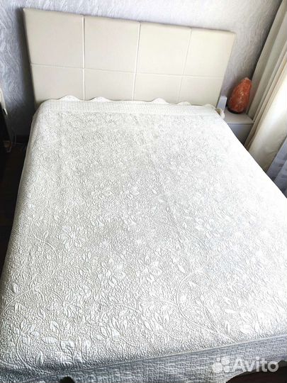 Покрывало на кровать 240х240 с вышивкой