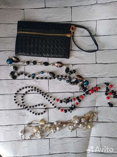 Бижутерия, бусы в косметичке