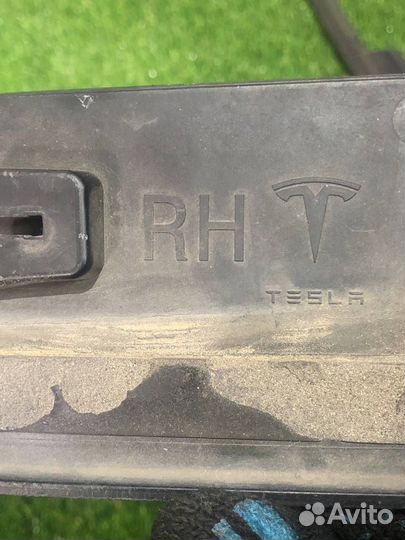 Молдинг двери передней правой Tesla Model X