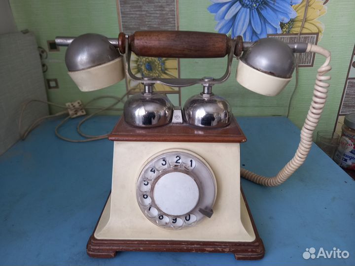 Телефонный аппарат в стиле ретро СССР