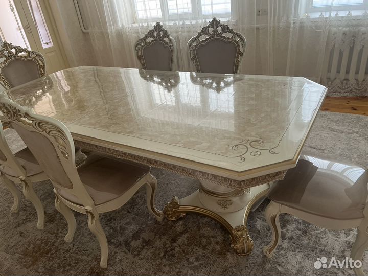 Стол со стульями