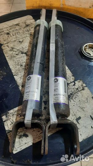 Амортизатор задний Jeep Grand Cherokee wk2