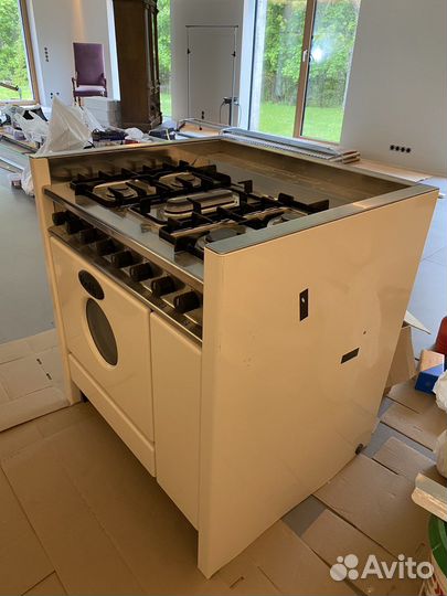 Газовая плита Boffi и вытяжка Faber