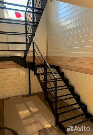 Облицовка лестничного металлокаркаса деревом