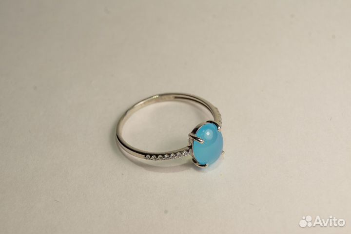 Стильное кольцо с Мятным Халцедоном и Фианитами