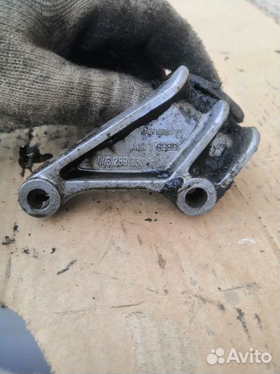 Кронштейн глушителя Audi 100 C4 седан 2.3 AAR 1992