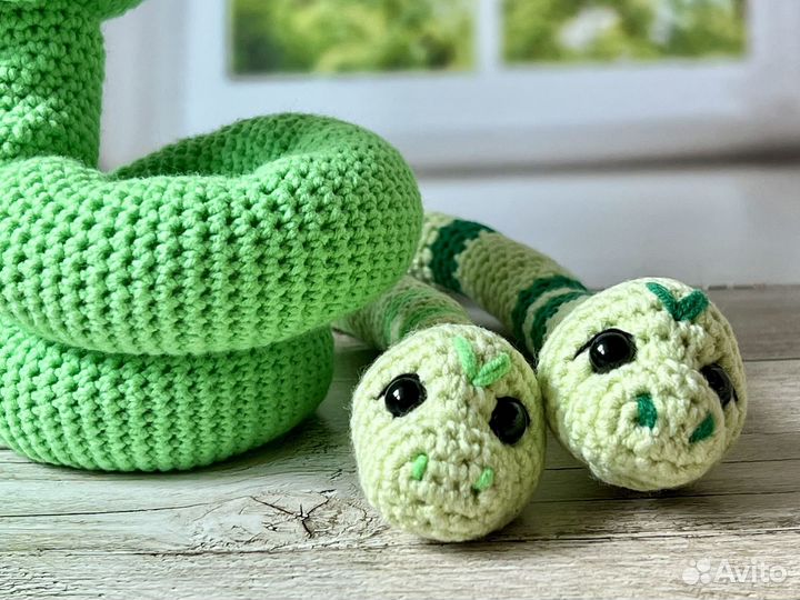 Вязанная змейка ручной работы. Символ 2025