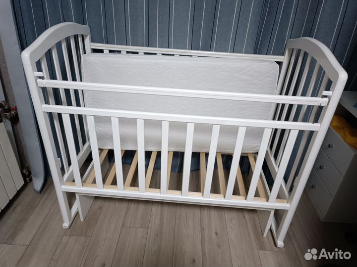 Детская кроватка с маятником белая