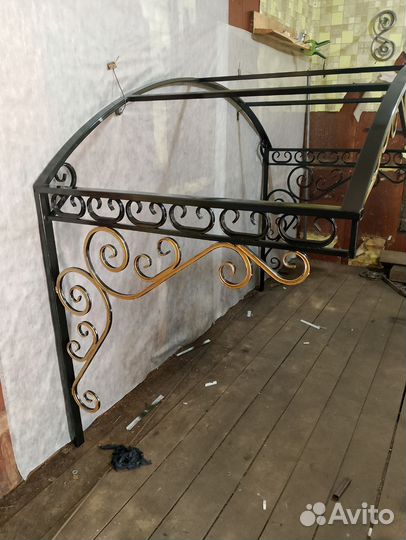 Козырек над крыльцом