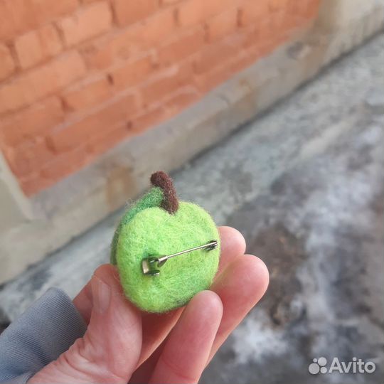 Брошь зелёное яблоко