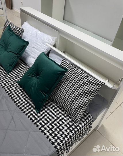 Кровать парящая белая