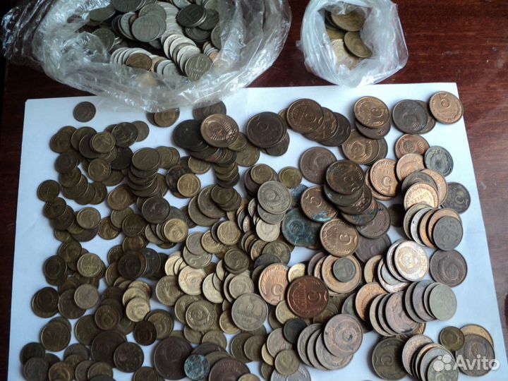 Много мелочи и банкноты СССР