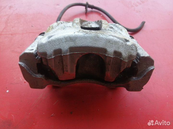 Суппорт тормозной передний правый Toyota Avensis