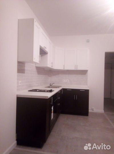 Угловая кухня с витрины 2400х1400. Есть разные