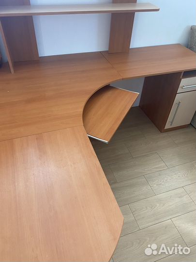 Стол кабинетный