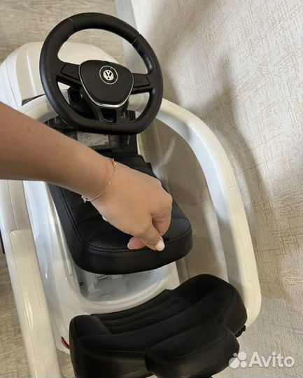 Машинка каталка с ручкой