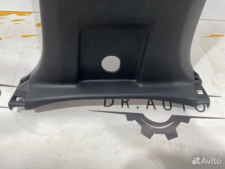 Обшивка стойки нижняя правая Toyota Land Cruiser