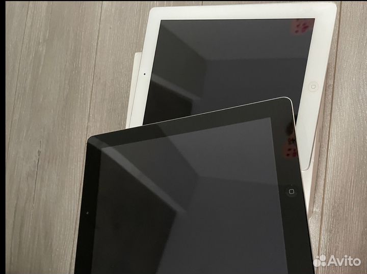 Два планшета iPad 2