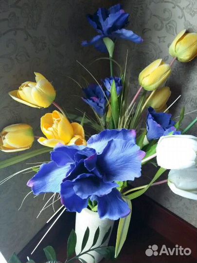 Искусственные цветы ирис и тюльпаны