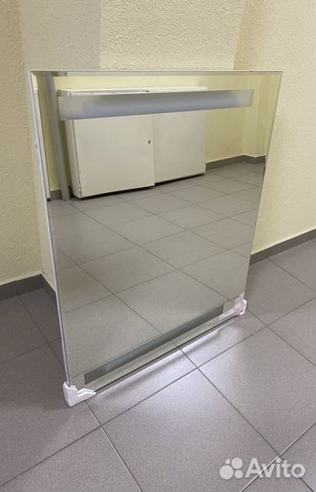 Зеркало с подсветкой и розеткой