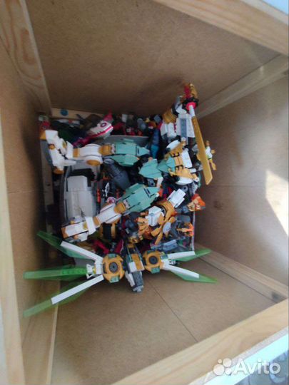 Ящик с деталями лего и наборами