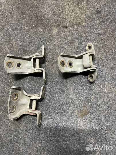 Петли дверей Nissan Primera P12