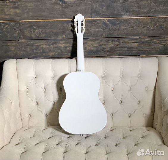 Гитара белая