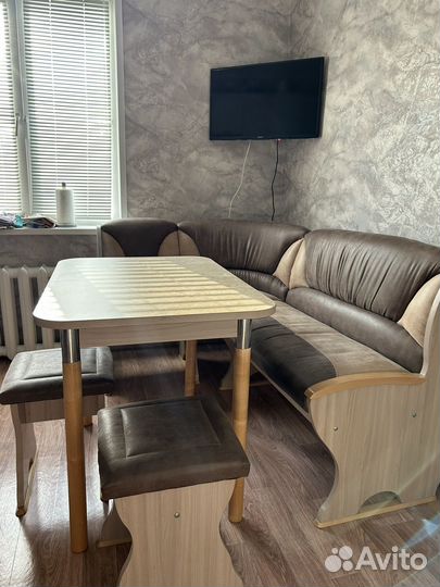 Кухонный уголок со столом и стульями