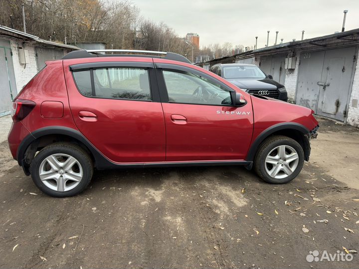 Renault Sandero Stepway 1.6 AT, 2015, битый, 180 000 км