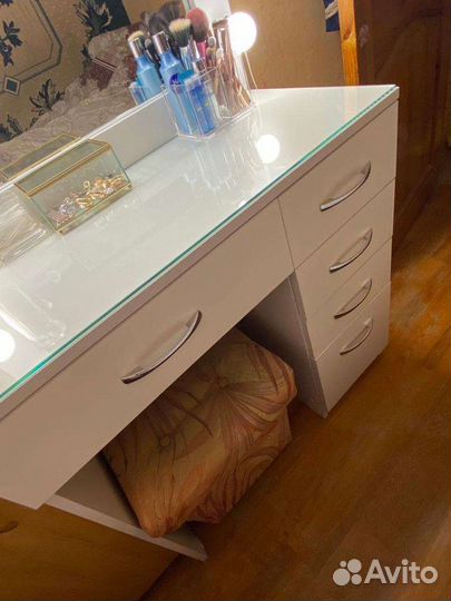 Гримерное зеркало со столом