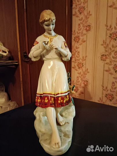 Девушка с ромашкой