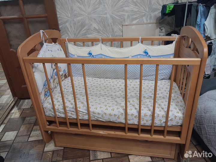 Детская кроватка с маятником и ящиком