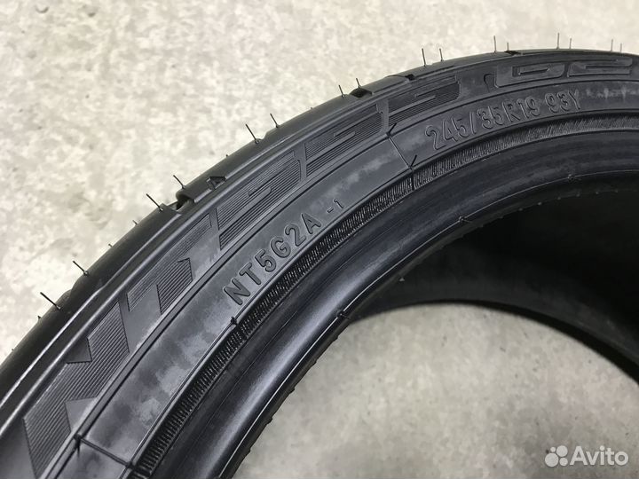 Nitto NT555 G2 245/35 R19 и 275/30 R19 96Y