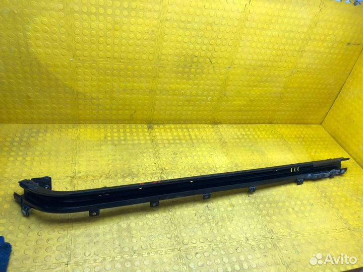 Кронштейн двери задний правый Peugeot Traveller