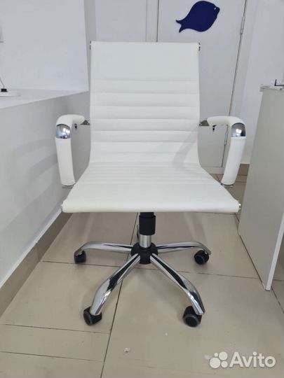 Компьютерное кресло белое