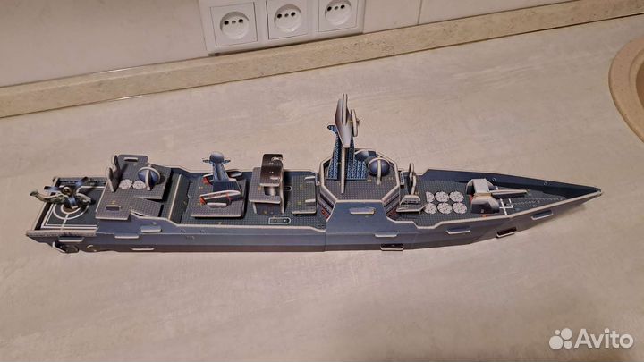 Модели кораблей и танка большие
