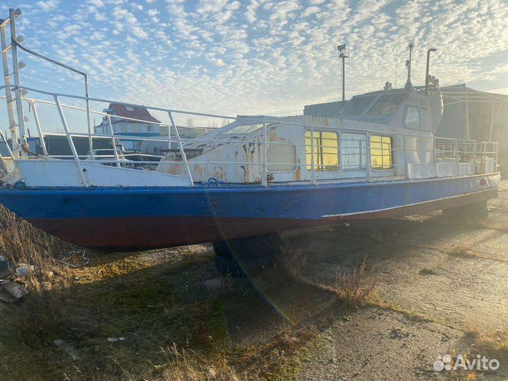 Катер с каютой