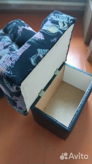 Кресло и пуфики