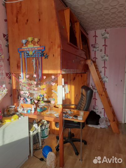 Детская кровать чердак со столом и шкафом
