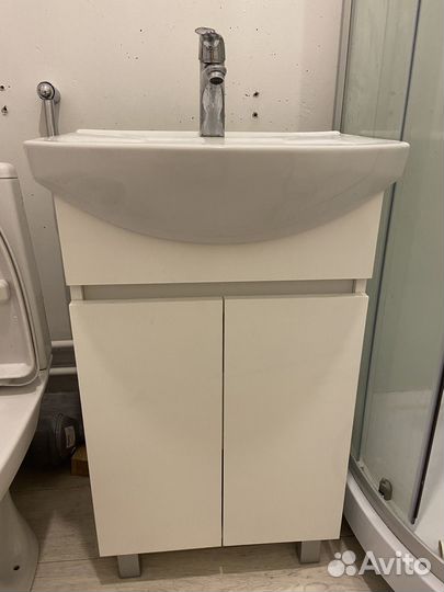 Раковина с тумбой и смесителем