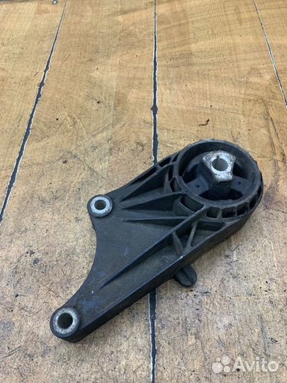 Кронштейн двигателя Opel Astra J A14XER 2011